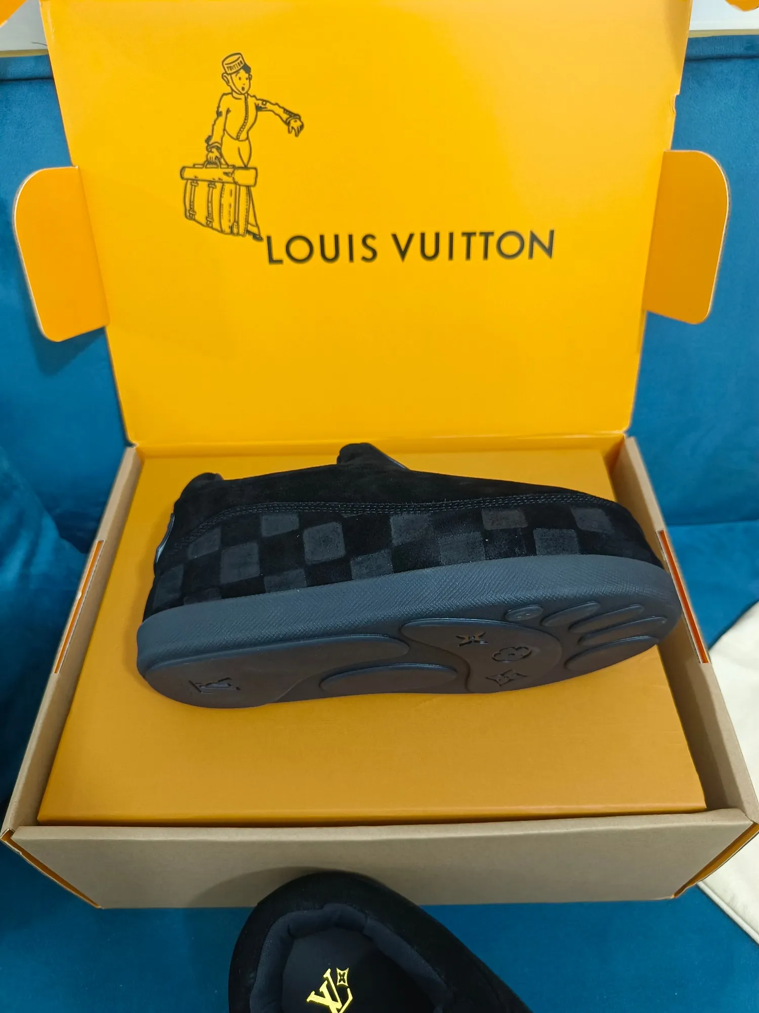 👟👟Ex-factory price 640👟👟 LV YETI slip-on shoes, based on suede cow leather, partially embossed with Nigo's reinterpretation of LV Damier pattern, cleverly echoing the Chinese tradition of taking off shoes when entering the house, and the "small feet" aesthetic is integrated into Chinese street genes. The palm-printed rubber outsole hides the LV letters and Monogram flowers. The exquisite craftsmanship made in Italy shows the brand's heritage in a comfortable slip-on style. The reservation mode adds a unique style, it is traditional and trendy, and it is suitable for couples aged 35-45.